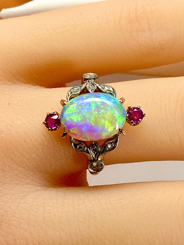 Bague 53 Bague en or jaune, opale, diamants et rubis. Vers 1900. 58 Facettes AB639