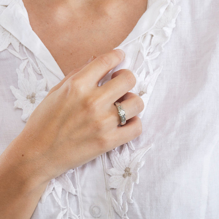 Anillo de oro blanco con diamantes baguette y diamante redondo.