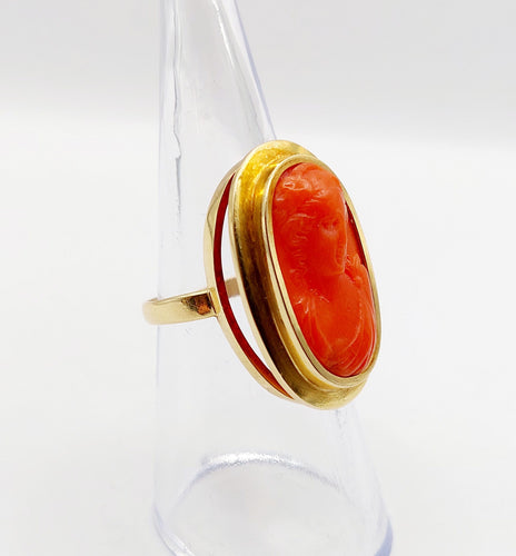 Bague 52 Bague cocktail style antique or jaune, camée sur corail jeune fille (circa 1960) 58 Facettes A06378