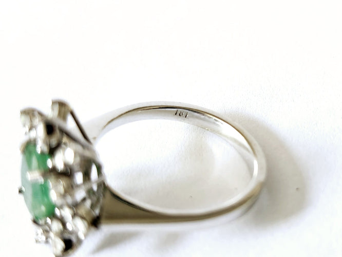 Pompadour ring in white gold, emerald and diamonds 