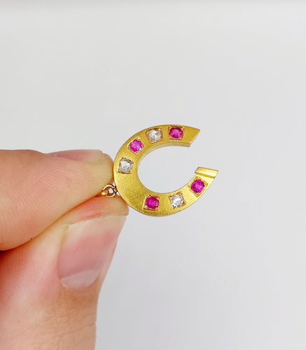 Pendentif Pendentif fer à cheval or jaune, diamants taille rose et rubis (circa 1900) 58 Facettes A06154