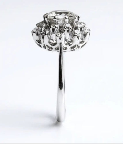 Bague Bague en or blanc avec un diamant taille ancienne européenne de 2 carats et des diamants en périphérie 58 Facettes 7617