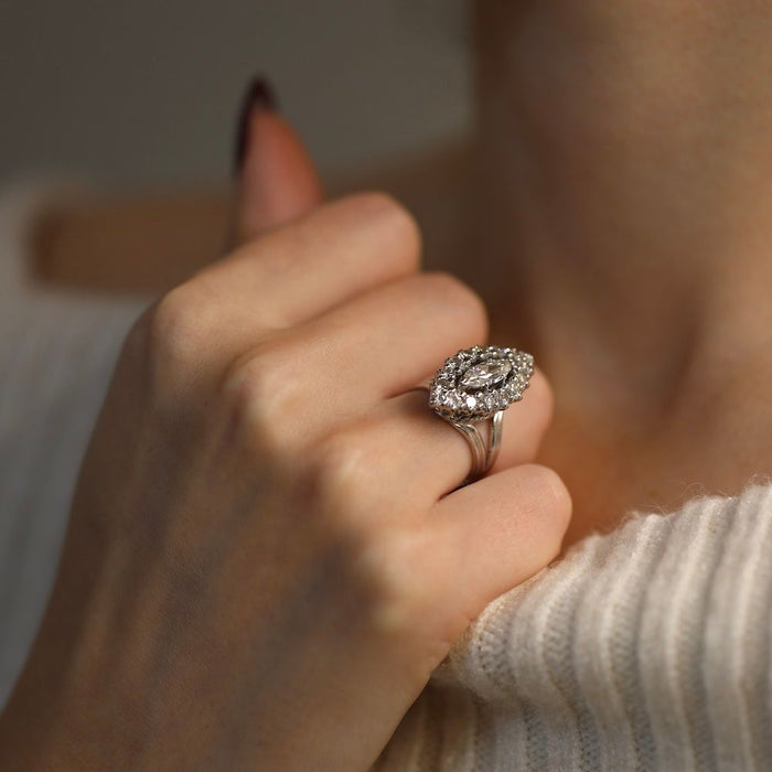 Marquise ring in white gold with brilliant diamonds and navette