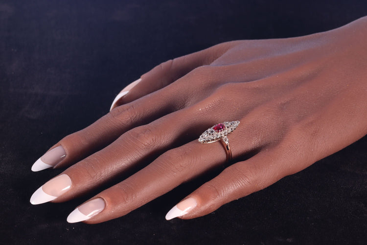 Bague 53 Rouge romantique : l'attrait intemporel d'une bague en rubis victorienne 58 Facettes 22298-0136