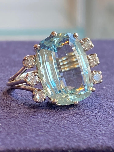 Bague 54 Bague cocktail en or gris ornée d'une aigue-marine et diamants 58 Facettes