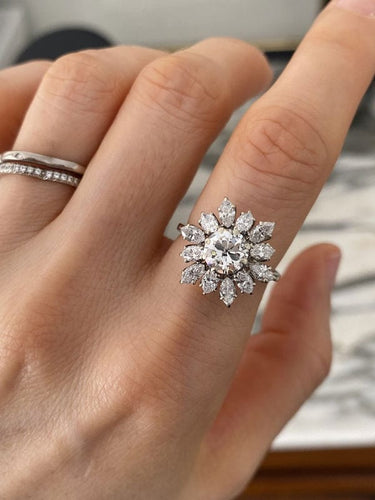 Bague 53 Bague fleur en or blanc et diamants 2.80 Ct 58 Facettes