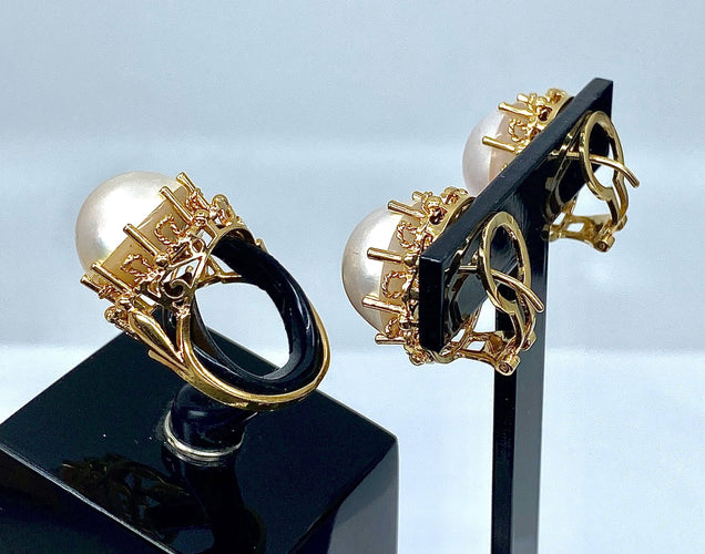 Bague 52 Bague et boucles d’oreilles en or jaune 18 carats et perles mabé. 58 Facettes AB309