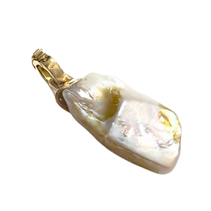 Colgante moderno de oro con perla brillante y barroca.
