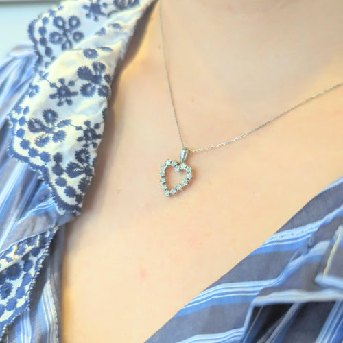 Pendentif Pendentif cœur en or blanc et diamants 58 Facettes 29793