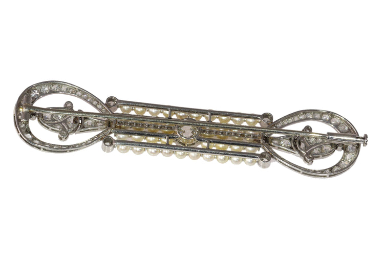 Broche L'élégance d'une époque : une exquise broche en diamants et perles datant de l'aube de l'Art déco 58 Facettes 18115-0042