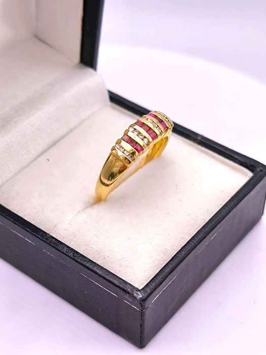 Bague 58.5 Bague jarretière or jaune ornée de rubis et diamants 58 Facettes