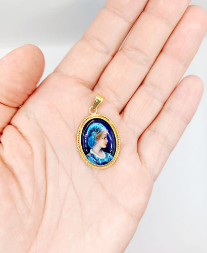 Pendentif Pendentif style Art Nouveau or jaune, plaque émaillée jeune fille, vintage 58 Facettes A05197