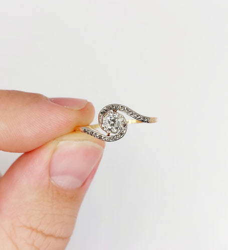 Bague 58 Bague tourbillon or jaune, diamant taille ancienne 0,35 carat (circa 1900) 58 Facettes A06123