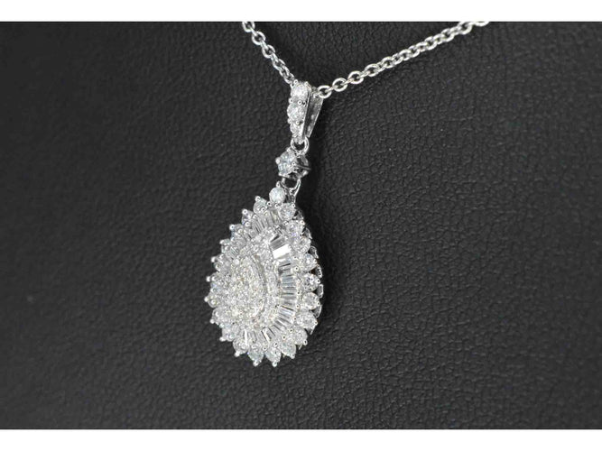 Pendentif Pendentif en forme de larme en or blanc avec diamants 58 Facettes 2056