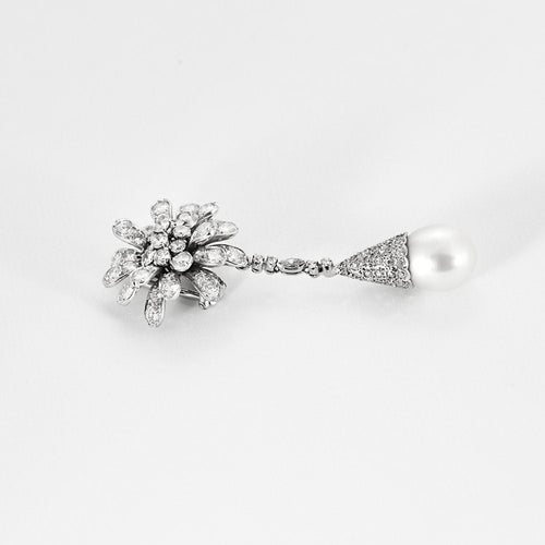 Boucles d'oreilles Paire de boucles d'oreilles en or blanc diamants et perles de culture blanches 58 Facettes