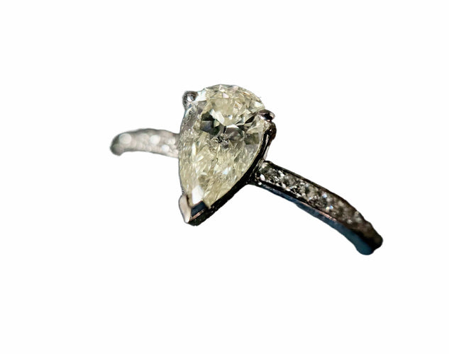 Bague 57 Bague alliance sertie d'un diamant taillé poire de 0,75 carat 58 Facettes