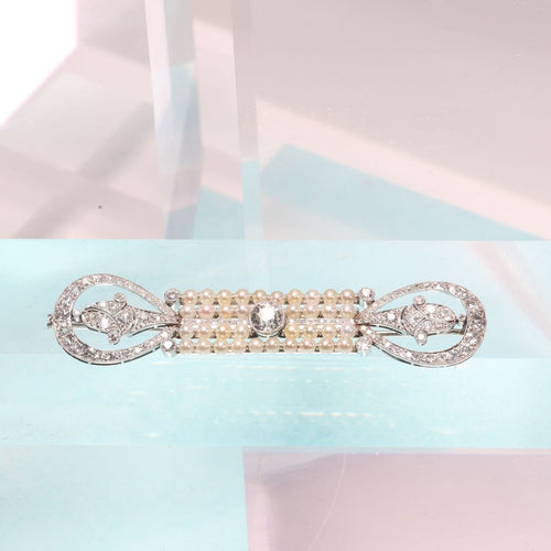 Broche L'élégance d'une époque : une exquise broche en diamants et perles datant de l'aube de l'Art déco 58 Facettes 18115-0042