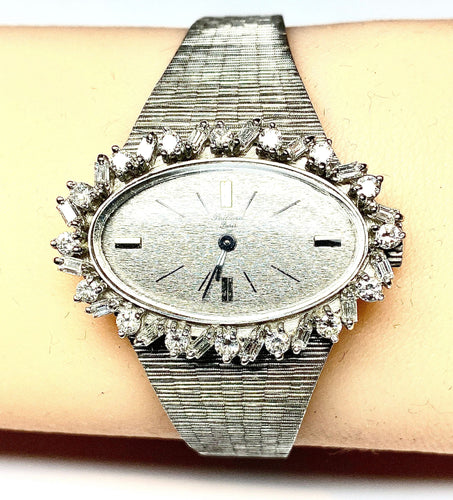 Montre Montre de dame en or blanc 18 carats en diamants ronds et baguettes. Signée PAILLARD PARIS 58 Facettes AB208