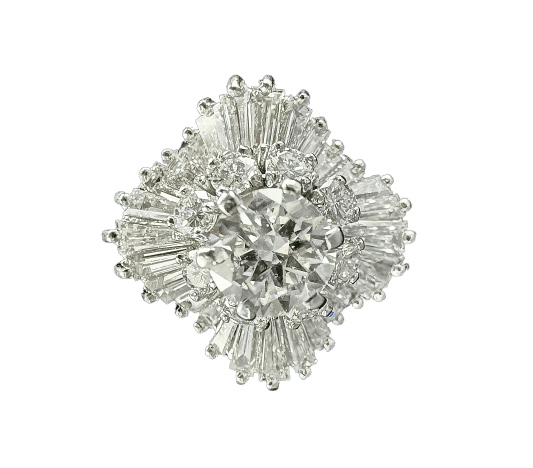 Vitring kjol i vitt guld, 0,80 karat VS-diamant och 4,28 karat omgivande diamanter 