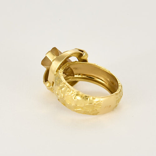 Bague 56 Bague en or jaune amati et texturé sertie d'un quartz cheveux de Vénus 58 Facettes OYO0682