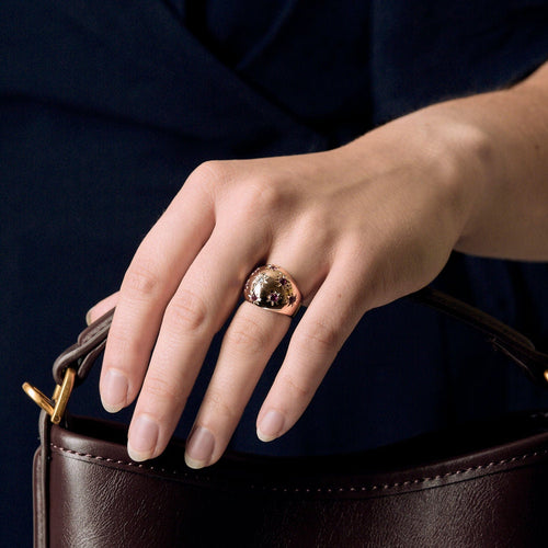 Inel dome din aur galben, diamant și rubin sintetic 