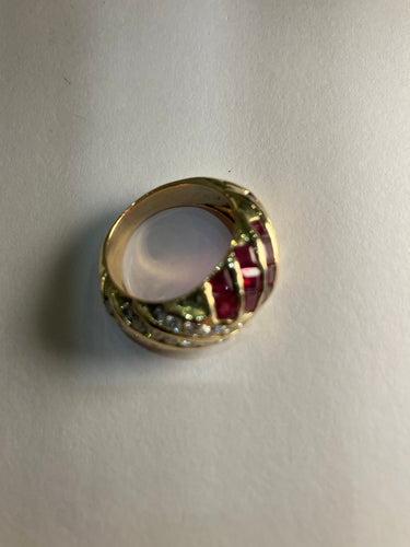 Bague 57 Bague or jaune, rubis, diamants 58 Facettes