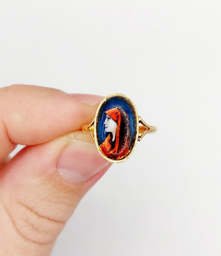 Bague 53 Bague Art Nouveau Limoges or jaune, plaque émaillée à la jeune fille (circa 1910) 58 Facettes A06387