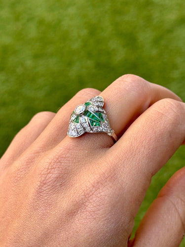 Bague 56 Bague de style Art déco en platine avec diamants et émeraudes 58 Facettes