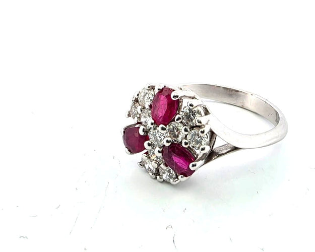 Bague en or blanc avec rubis et diamants