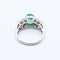 Bague 54 Bague en or blanc, émeraude et diamants 58 Facettes