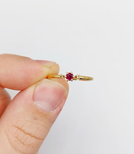 Anello vintage ornata di un rubino e diamanti in oro 18k 