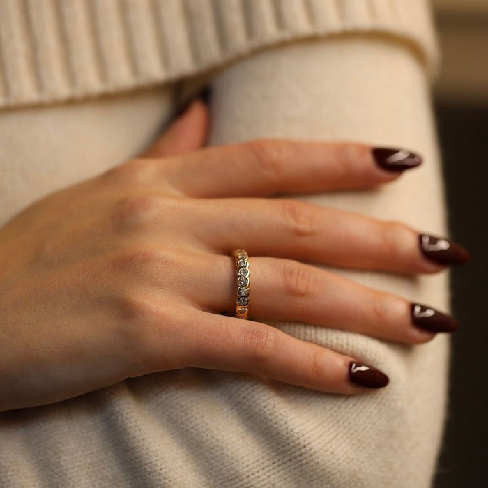 Anillo de matrimonio en oro amarillo y diamantes brillantes.