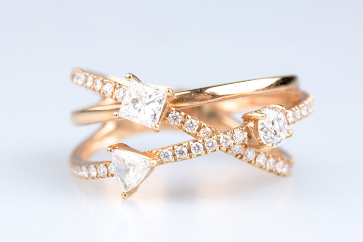 Bague 53 Bague en or jaune sertie de diamants 1.08 ct – design flèche croisée moderne 58 Facettes 31300300