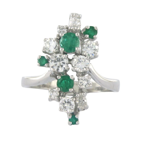 Pierścionek z białego złota z szmaragdem, diamentami w szlifie brylantowym i markizowym o łącznej masie do 0,85 ct 