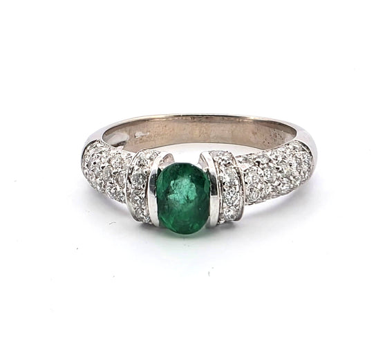 白金镶绿宝石和钻石戒指