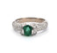 白金镶绿宝石和钻石戒指