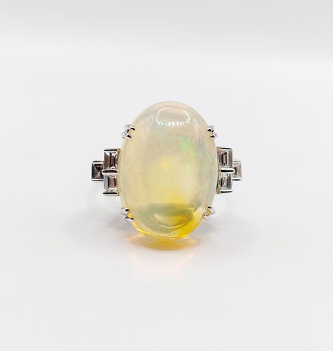 Bague cocktail vintage or blanc, opale cabochon 9,50 carats et diamants baguettes 58 Facettes A05976