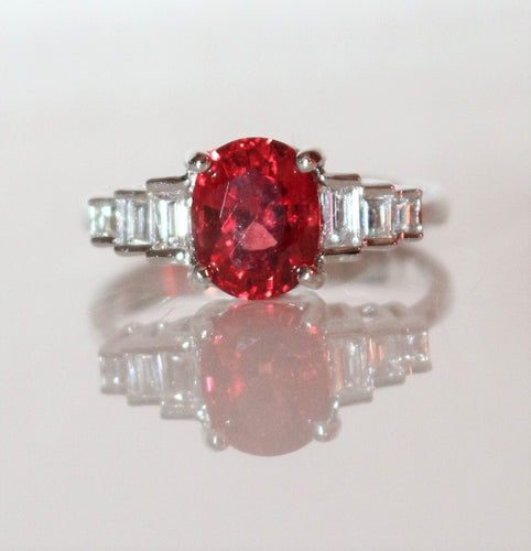 Anel de ouro branco e espinélio natural