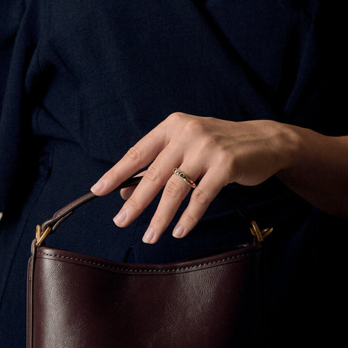 Bague 50 Bague en Or jaune tressé, saphir et émeraudes 58 Facettes BIA1201X4