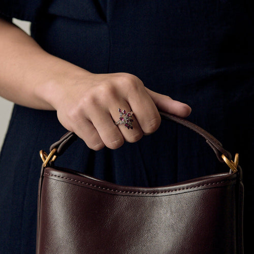 Bague 56 Bague vintage "panier" en or blanc, diamants et rubis. 58 Facettes