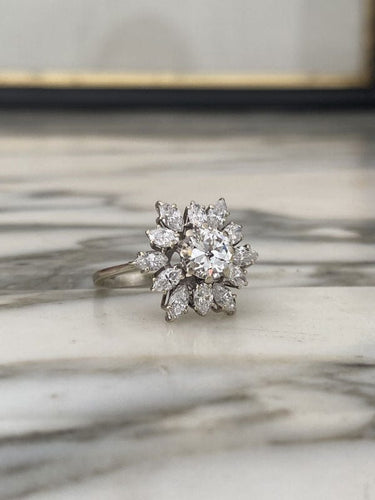 Bague 53 Bague fleur en or blanc et diamants 2.80 Ct 58 Facettes