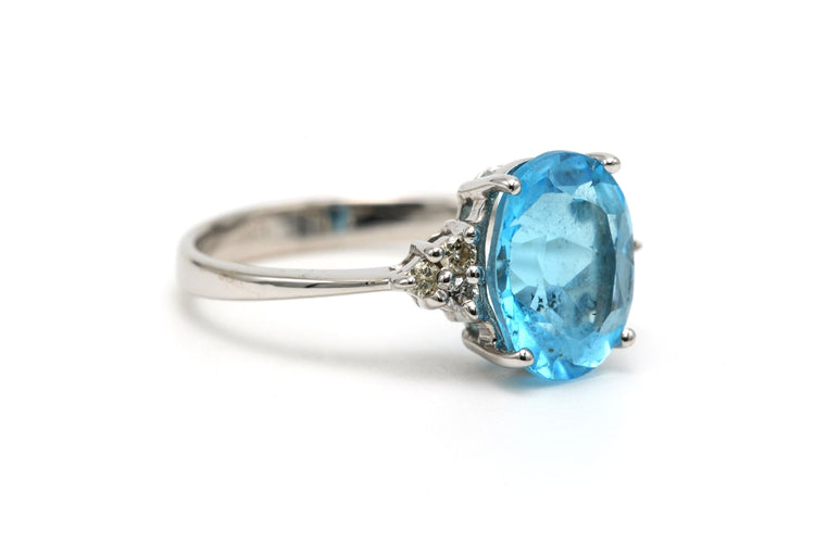 Bague 50 Bague contemporaine sertie d'une topaze et de diamants en or blanc 14 carats 58 Facettes 23124