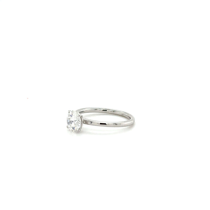 Anillo de oro blanco con un diamante.