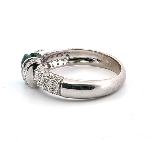 Bague 57 Bague en or blanc avec émeraude et diamants 58 Facettes