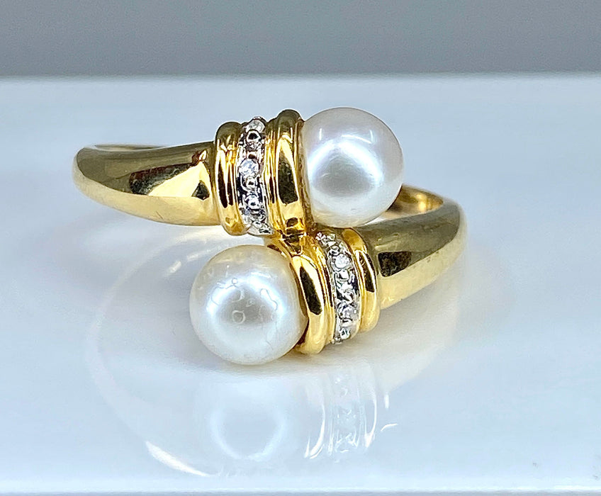 Yellow gold ring, 2 pearls and 6 diamonds