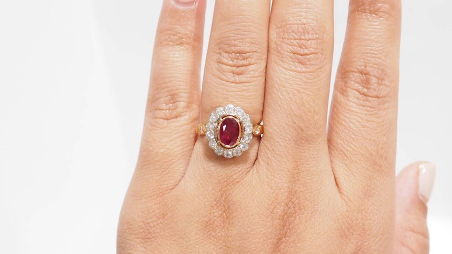 Bague 53 Bague entourage en or jaune, rubis et diamants 58 Facettes 32646