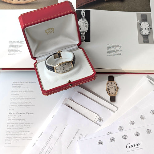 Montre Cartier Tonneau EXTREMELY RARE Cartier Tonneau Historic Piece Circa 1920 Cintree Curved 18k Gold with Gold Buckle + Box 58 Facettes
