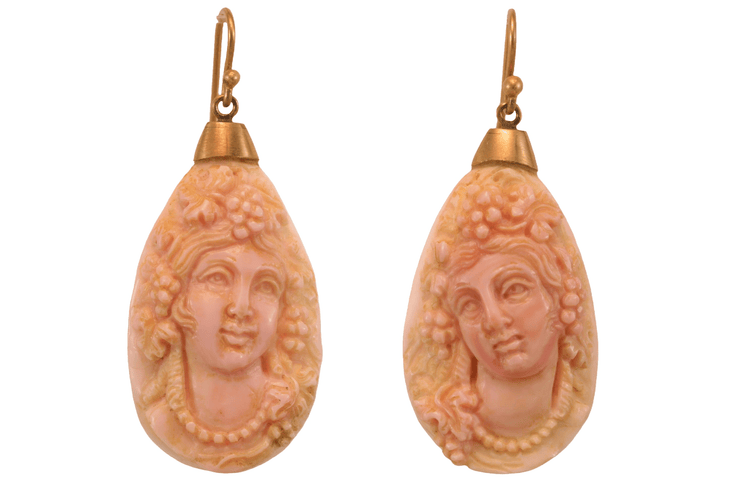Boucles d'oreilles Boucles d'oreilles en or avec camées de corail antiques 58 Facettes 7664