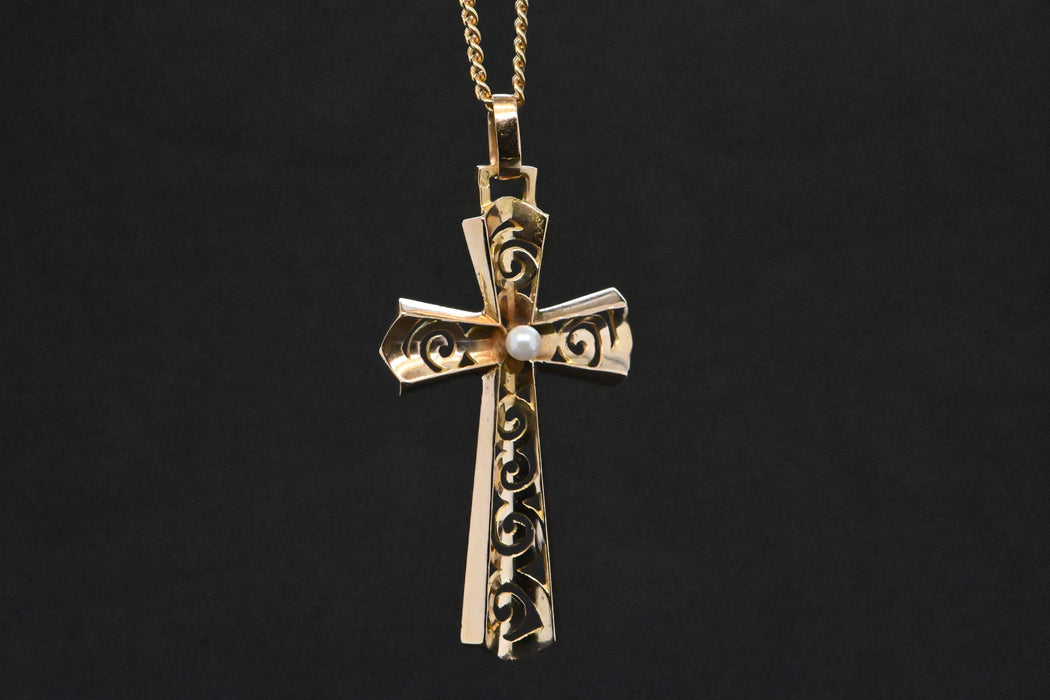 Durchbrochenes Kreuz aus Gold, verziert mit einer Perle