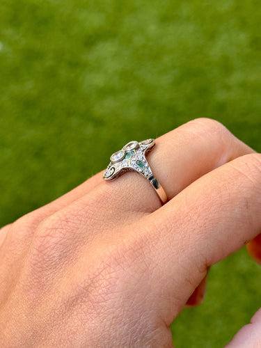 Bague 53 Bague de style Art déco en platine, ornée de diamants et d'émeraudes. 58 Facettes